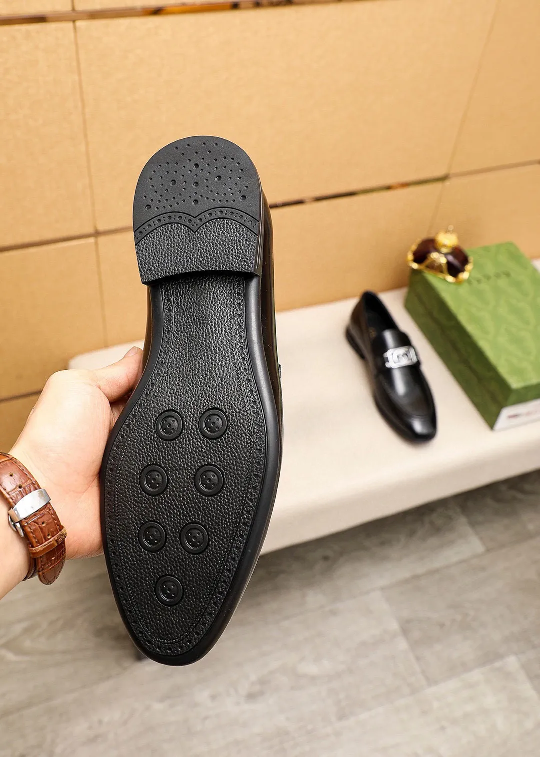Men's shoes 💰460 💐 Product trademark: GUCCI "Gucci" casual leather shoes Regular size: 39-45 (38.45🉑️customized) Product materials: Selected imported first-layer open-edge beaded cowhide leather upper + luxury hardware buckle, imported cowhide leather lining. Strong three-dimensional visual effect, rubber outsole Color: 1⃣️color optional